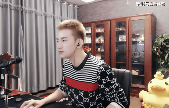 星空官网登录:
YY唯一百万榜男主播 韩雅乐见阿哲猛上票 粉丝带节奏踩我哲上位(图3) 星空官网登录:
YY唯一百万榜男主播 韩雅乐见阿哲猛上票 粉丝带节奏踩我哲上位(图3)