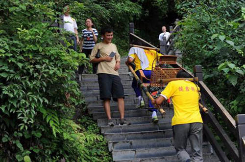 严查“车轮上的腐败”_时事政治_中公教育网：xingkong体育官网登录(图2)